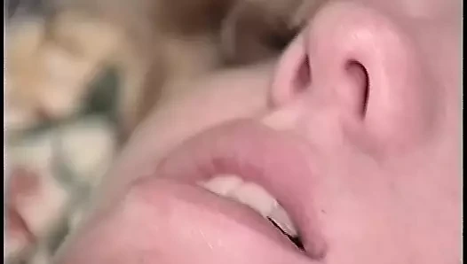 İki seksi genç kız ateşli fotoğraf çekiminin ardından yaşlı erkekler tarafından amlarını siktiriyor