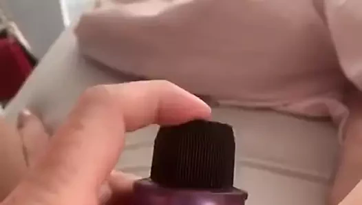 Kız arkadaşı oyuncakla oynuyor