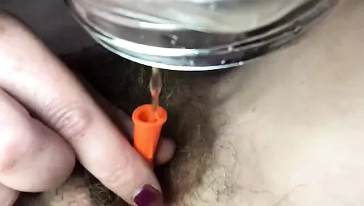 Yatak odamda bir bardağın içine işemek için kıllı amcık dudaklarımı ayırıyor. Sana sıkı minge'imin epik görüntüsünü veriyorum