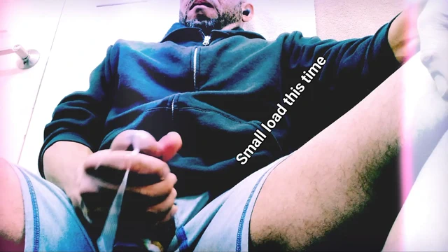 Yarağımı sağıyor ve bu gece için hazırlanıyor