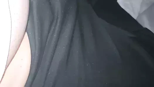 Üvey annenin eli yarağıyla oynamak için üvey oğlunun pantolonunun altına kayıyor