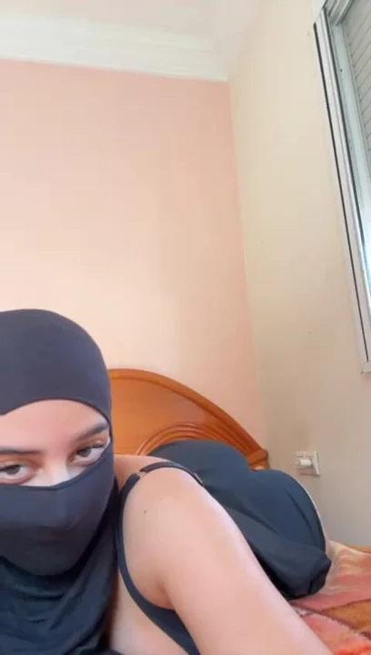 Kalın tesettürlü güzel kadın götünü gösteriyor ve kıvrımlarını tek başına okşuyor