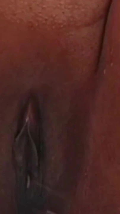 Seksi amcık kıllarımı fırçalıyorum ki gece beni ilk siken olmasın. | Klip 1