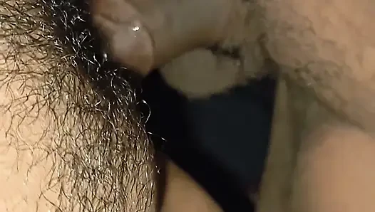 Seksi üvey kız kardeş seks sırasında çok eğlenmek istiyor