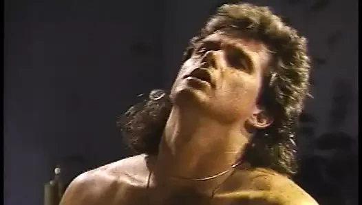 Senin gevşek yarrakını kaldırmama izin ver, ıslak amımın sana ihtiyacı var