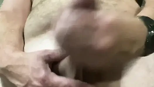Avustralyalı ateşli evli kadın Lisa sevgilisinin büyük yarağına mastürbasyon yapıp onun için boşalmasını izlemeyi seviyor