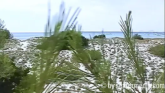 Сексуальная MILF обнажённая на нудистском пляже