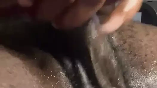 Baba boşalmadan önce salya akıtan büyük zenci yarağını okşuyor. Hırlarken dağınık bir boşalma çekiyor