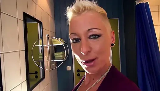 Kısa saçlı sarışın büyük yuvarlak götünden sikiliyor