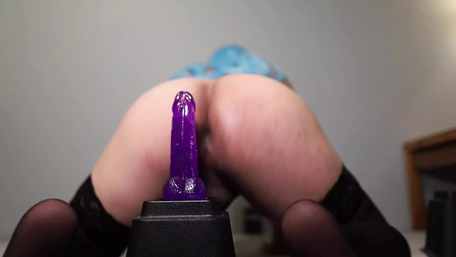 Kadın kılıklı sikici baba yarağına binmeye hazırlanıyor