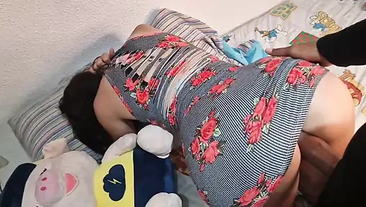 Kocası işe her gittiğinde orta yaşlı seksi üvey annemle kısa elbiseli sert ve vahşi seks ve evde yalnız kalıyoruz