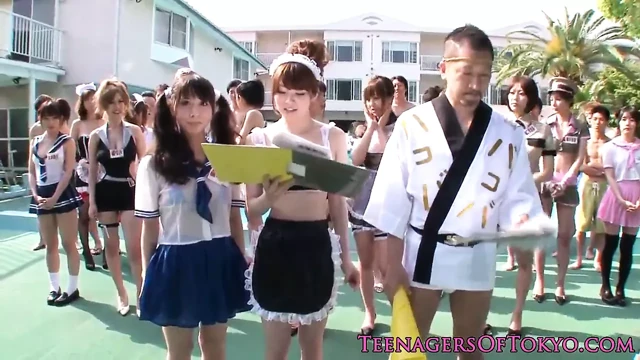 cosplay gençler havuz partisinde cockriding