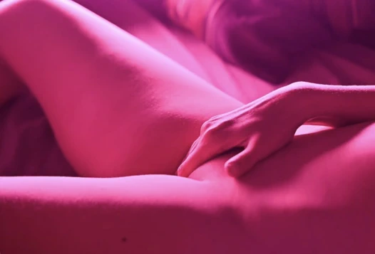 Genç kız yatağında neon için mastürbasyon yapıyor