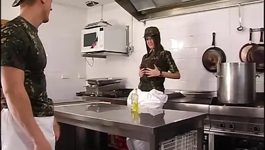 Amcık yalama sikişiyor parmaklıyor asker seksi