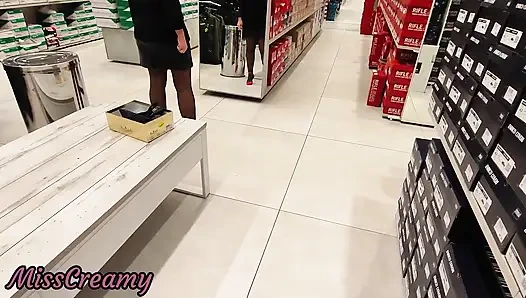 Külotsuz ve ayakkabı mağazasında çoraplı teşhirci üvey kızım