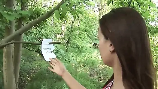 Açık havada Fransız azgın bir sürtük için çok sert götten sikiş