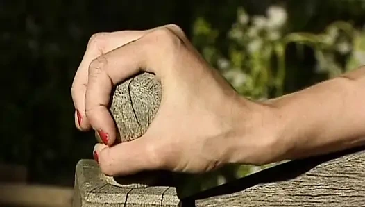 Alman sarışın orta yaşlı seksi kadın açık havada göt deliğini siktiriyor