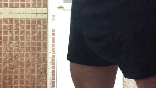 Ateşli Faslı büyük yarak banyoda mastürbasyon yapıyor