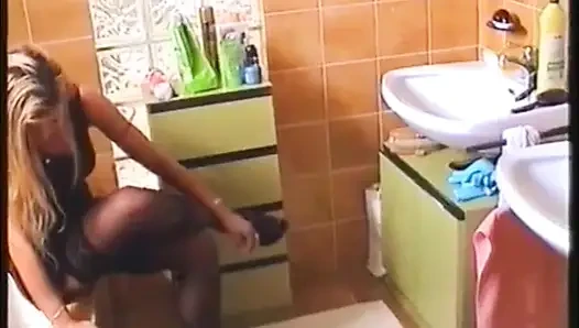Onun gözetiminde banyo temizliği