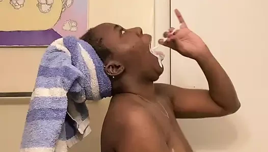 Edepsiz onlyfans kaltak Xhamster'dan ayrılmadan önce temiz pasta götüyle twerk yapıyor!!!