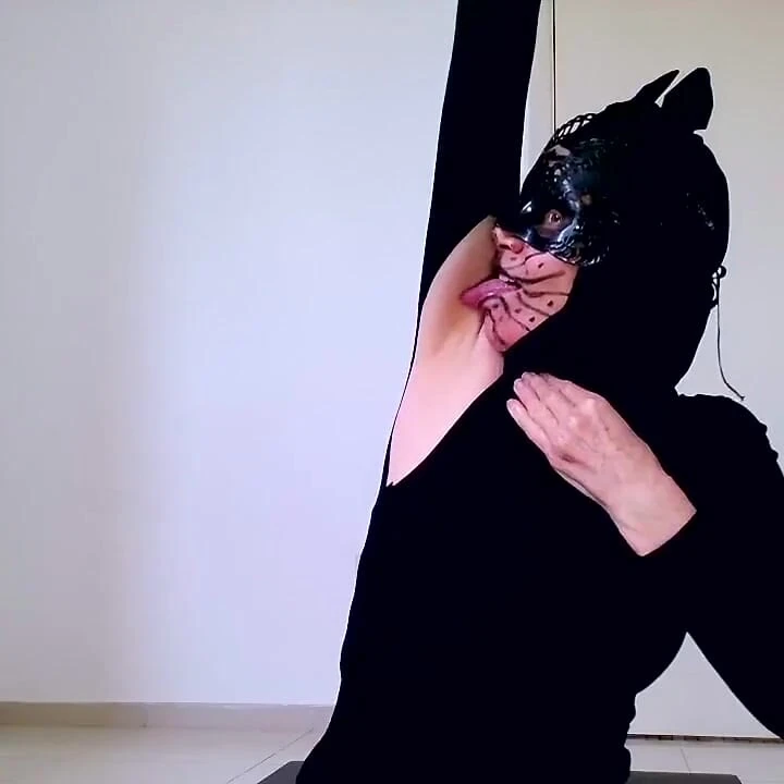 Koltuk altı oyunu heyecanlandırmanın ve ereksiyon olmanın çok güzel yollarını gösteriyor