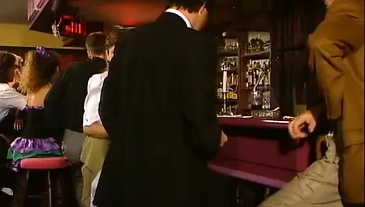 Çarpıcı Alman sürtüklerin yer aldığı barda çifte penetrasyon grup seks