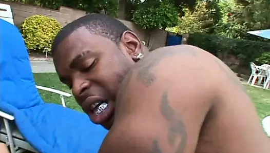 Bikinili zenci güzeller açık havada büyük zenci yarağı tarafından sikiliyor