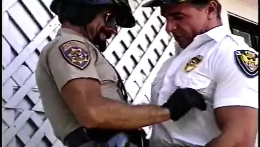 Bic prodüksiyon tanıtım klipleri - üniformalı erkek polisler