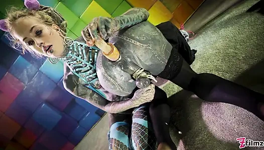 Büyük dövmeli trans Lily Lu anal yumrukla sikiliyor