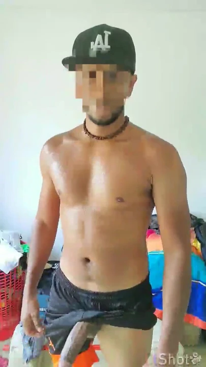 genç latino erkek oynar ile onun çok büyük horoz | Klip 1