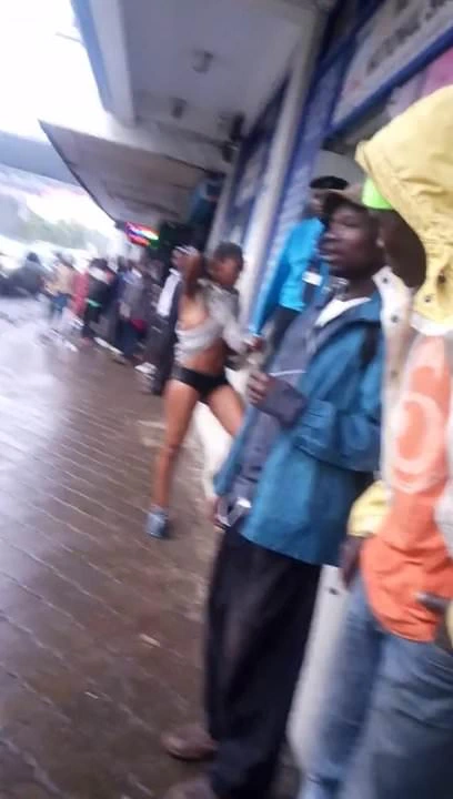 Kenyalı kadın çıplak üzerinde the sokaklar bölüm 2