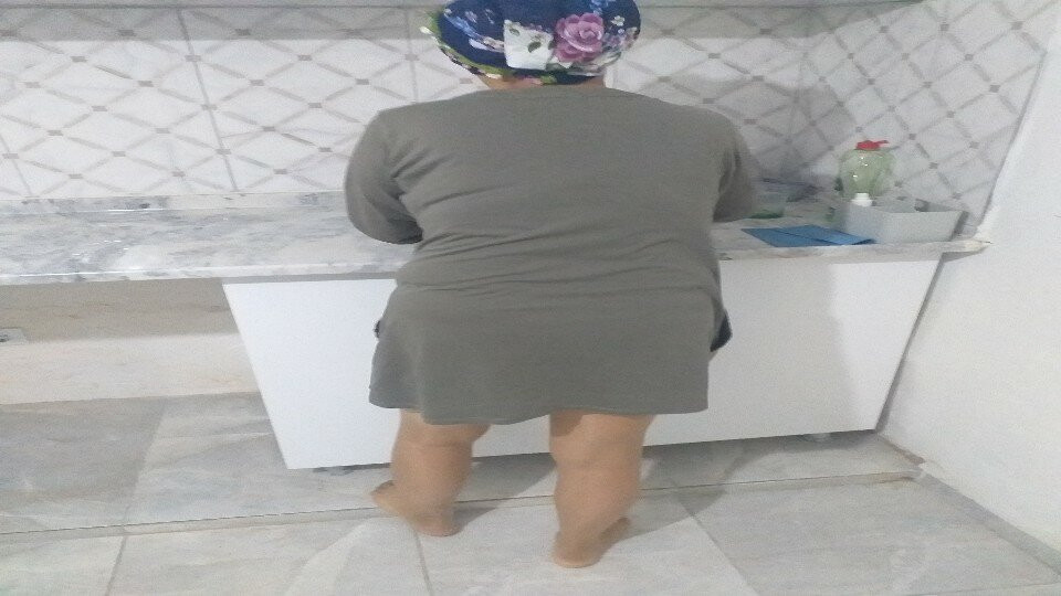 Doğal mutfak işleri yapan seksi köylü kadın