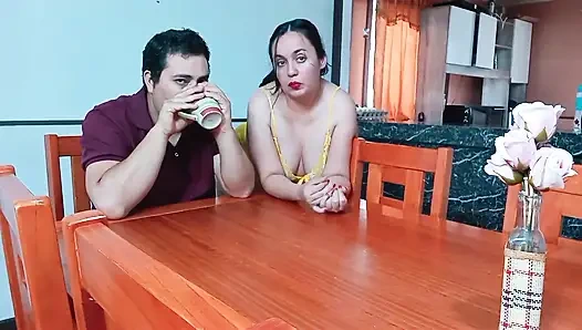 Üvey annem bana çay getiriyor ve sonunda masada sikiliyor - memelere dölleme