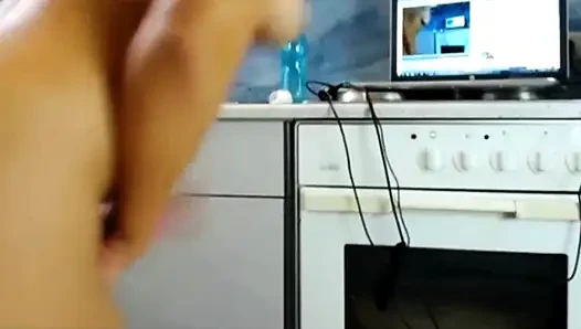 Genç sexydea canlı web kamerasında göğüslerini teşhir ediyor