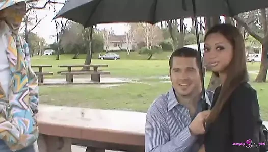 Koca zenci yarağı sürtük esmer kızına çok iyi bakarken itaatkar gavat izliyor