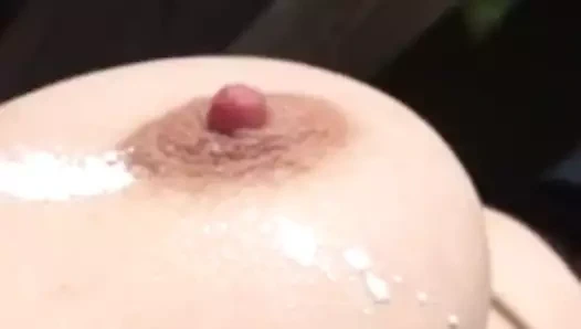 Benim hobim, mükemmel göğüsleri ve seksi meme uçları ile oynuyor