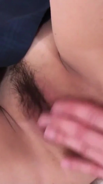 Çarpıcı an "Üniformalı büyük memeli tatlım vibratör ve parmaklarla memnun oluyor"