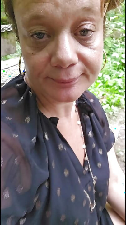 Ormanda kendimi okşuyorum ve bir yabancı tarafından şaşırıyorum. Onu iyi bir orta yaşlı seksi kadın gibi iyice emmeye karar verdim