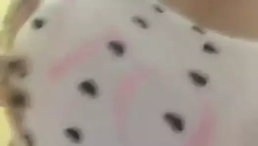 Linda loira peituda exibindo seus belos seios