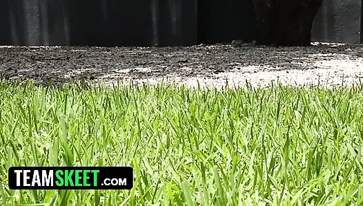 Ginger Patch. Azgın kızıl saçlı genç kız komşuslarının havuzuna izinsiz giriyor ve karşılığında sert sikiliyor
