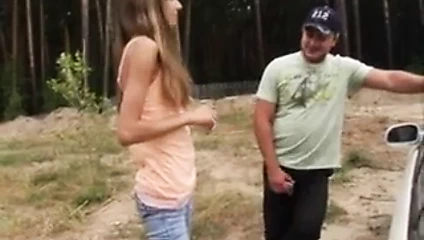 Ormanda göğüsleri gösteren genç kız