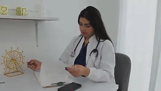 Geile bbw-dokter wordt opgepikt tijdens het onderzoeken van haar patiënt en eindigt hard te neuken op de examentafel