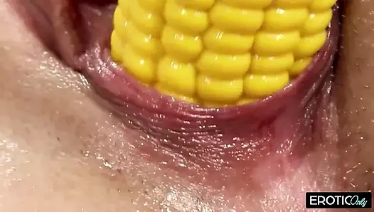 Esmer kadın amına mısır koçanı ve dildo sokuyor