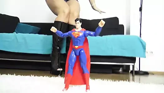 Superman Crush! Cruel Reell tüm erkekler için Süpermen'i sembolik olarak eziyor!