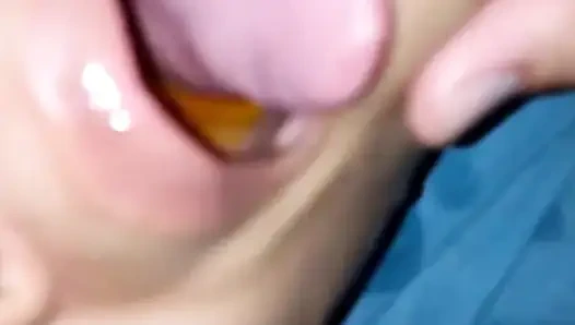 Üvey baba üvey kızına ilk kez gırtlağına kadar almayı ve işemeyi öğretiyor