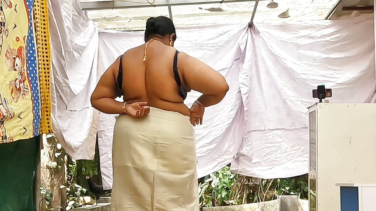 Geleneksel kerala tarzı giyinmiş yenge büyük seksi göğüslerini gösteriyor, üstsüz yürüyor