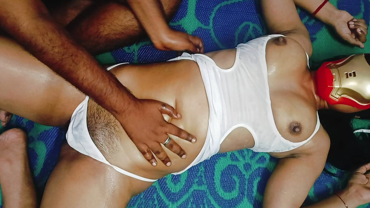 Bebek gibi kızın yağ masajı ve göğüs masajı
