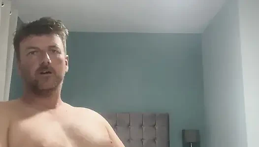 Azgın baba mastürbasyon yapıyor ve götünü parmaklıyor