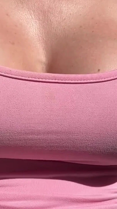 Büyük memeli İtalyan azgın orta yaşlı seksi kadın açık havada zıplıyor | Klip 1
