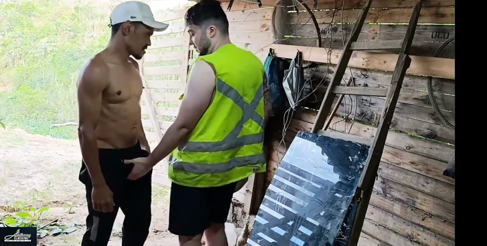 Patron ve çalışan çalışan görevini bitiriyor ve patronu onu terli görünce çok tahrik oluyor
